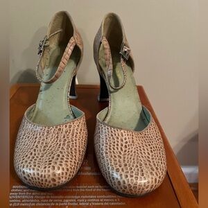 Kenneth Cole Reaction faux leather croc print Mary Jane’s